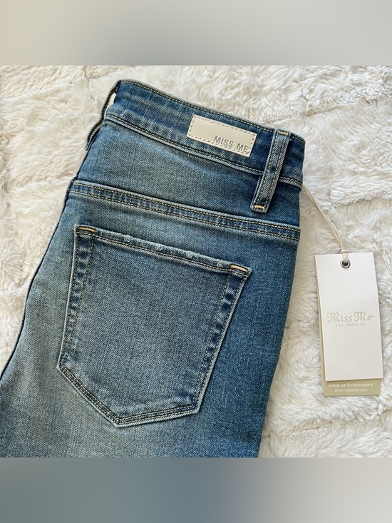 Miss Me NEW Bootcut Jeans 26 Washed Denim Whiskering - Picture 3 of 10